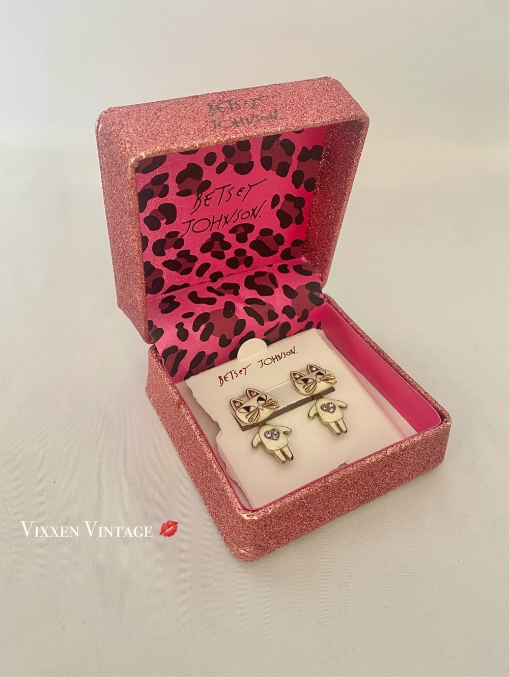 BETSEY JOHNSON 'MINI CRITTERS' DROP DANGLE BEZEL CAT EARRINGS IN WHITE